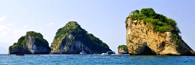 The rock formations of Los Arcos off the south shore