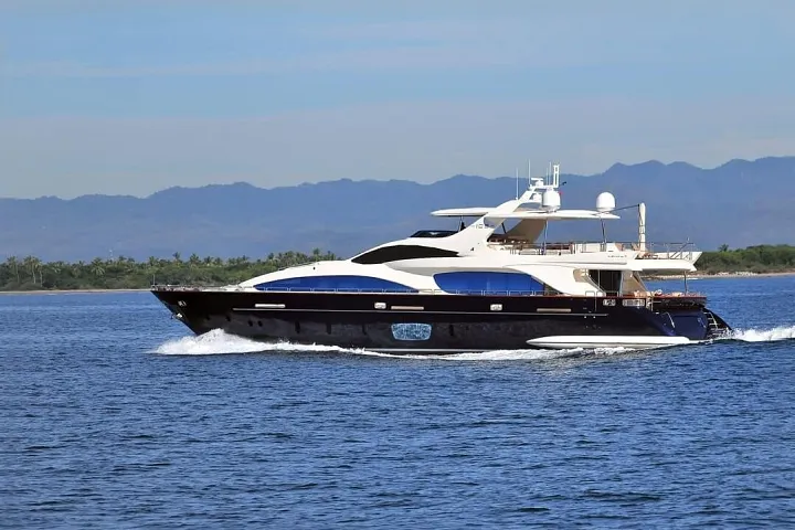The Azimut 105 under way on open water