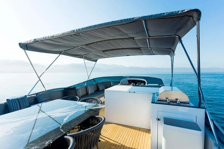 Flybridge with hardtop shade aboard the Azimut 85