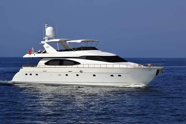 Side view of the Azimut 85 under way