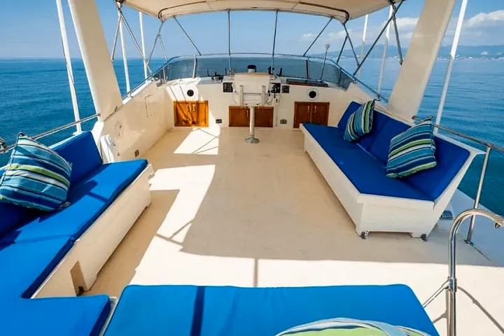 Flybridge seating aboard the Hatteras 61